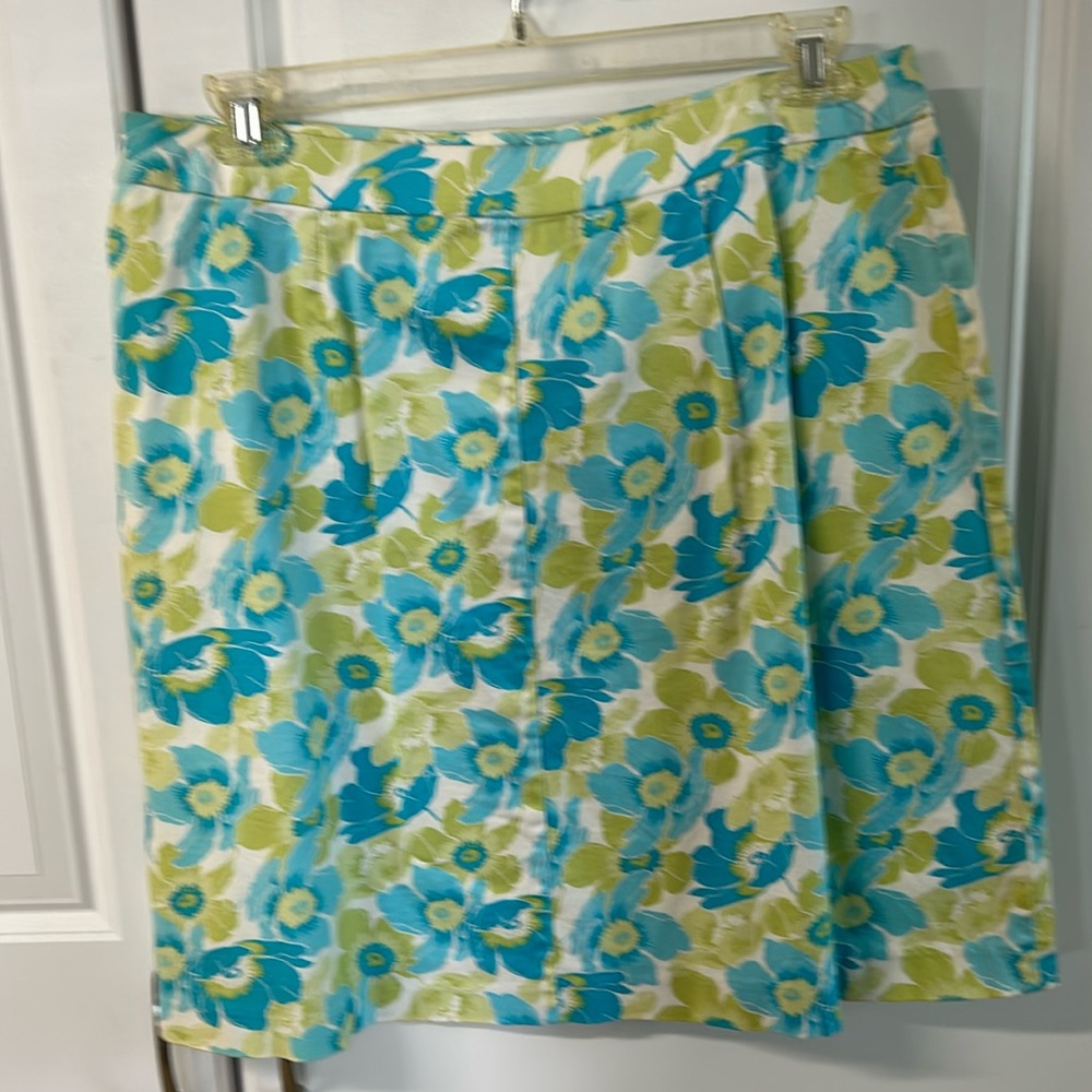 Ladies 16W a line skirt with side zip. Great summer skirt.